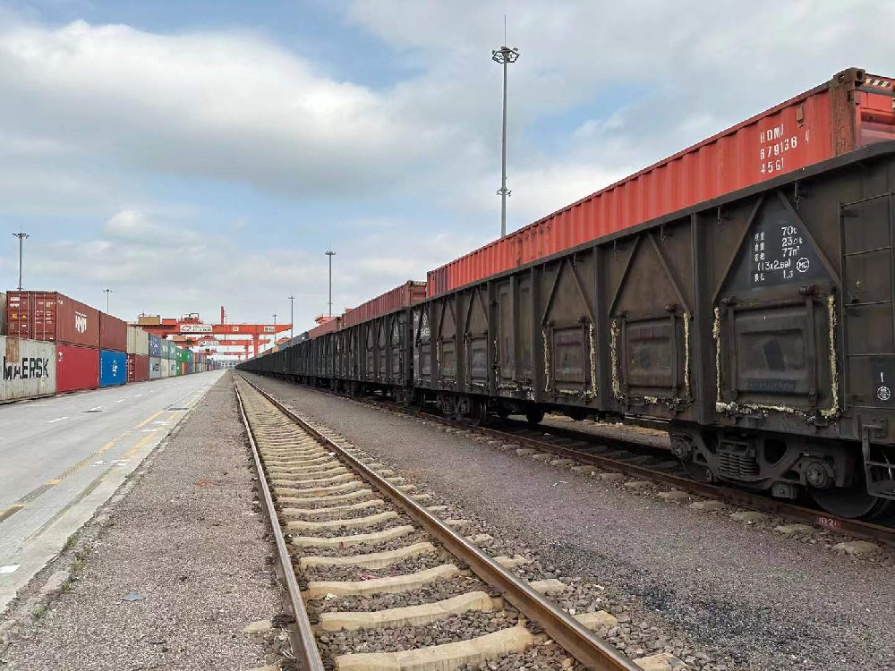 2025媒体管家:铁路货运回暖势头加速 前8月铁路货运量超33亿吨