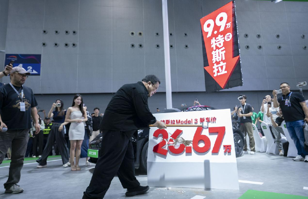 2025媒体管家：9.9万元买特斯拉？罗永浩化身瓜子二手车“首席砸价官”