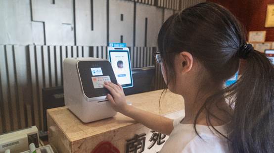 2025媒体管家:"数字酒店"推安心防疫新能力:超400家杭州酒店率先落地自助入住机