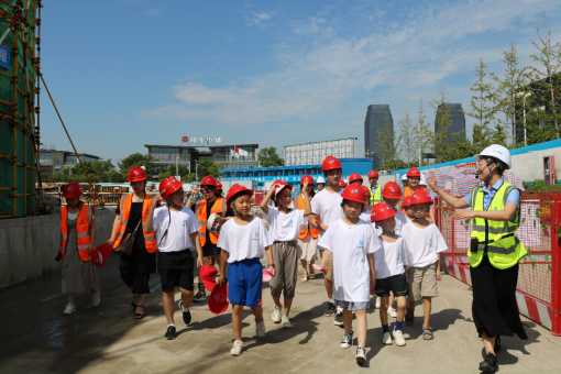 中国建筑关爱保护农村留守儿童志愿者宣讲活动走进湖州广弘新天地项目